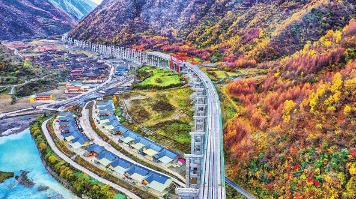 中國交通報:九綿高速公路厄哩村大橋正在加緊建設中(圖片新聞)