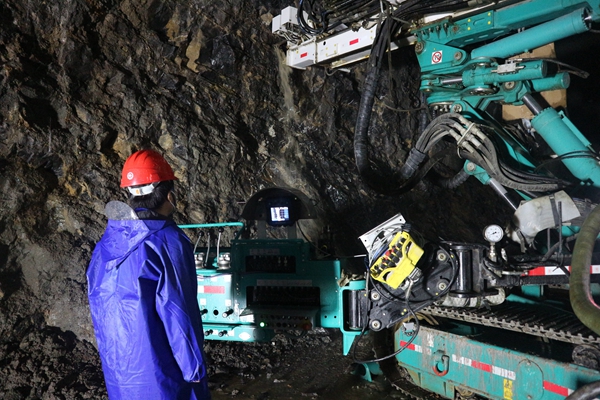 1588225139588372.jpg C6超前地質(zhì)鉆作業(yè)_副本.jpg