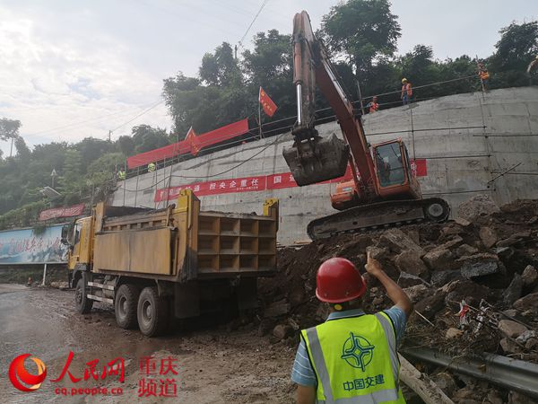 人民網(wǎng)報道；“路搶通啦，我們果農(nóng)高興慘了！”                                                                                                                                                                                             